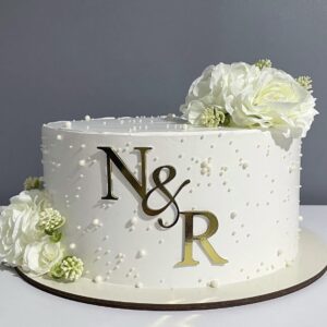 Tarta clásica con flores y perlas